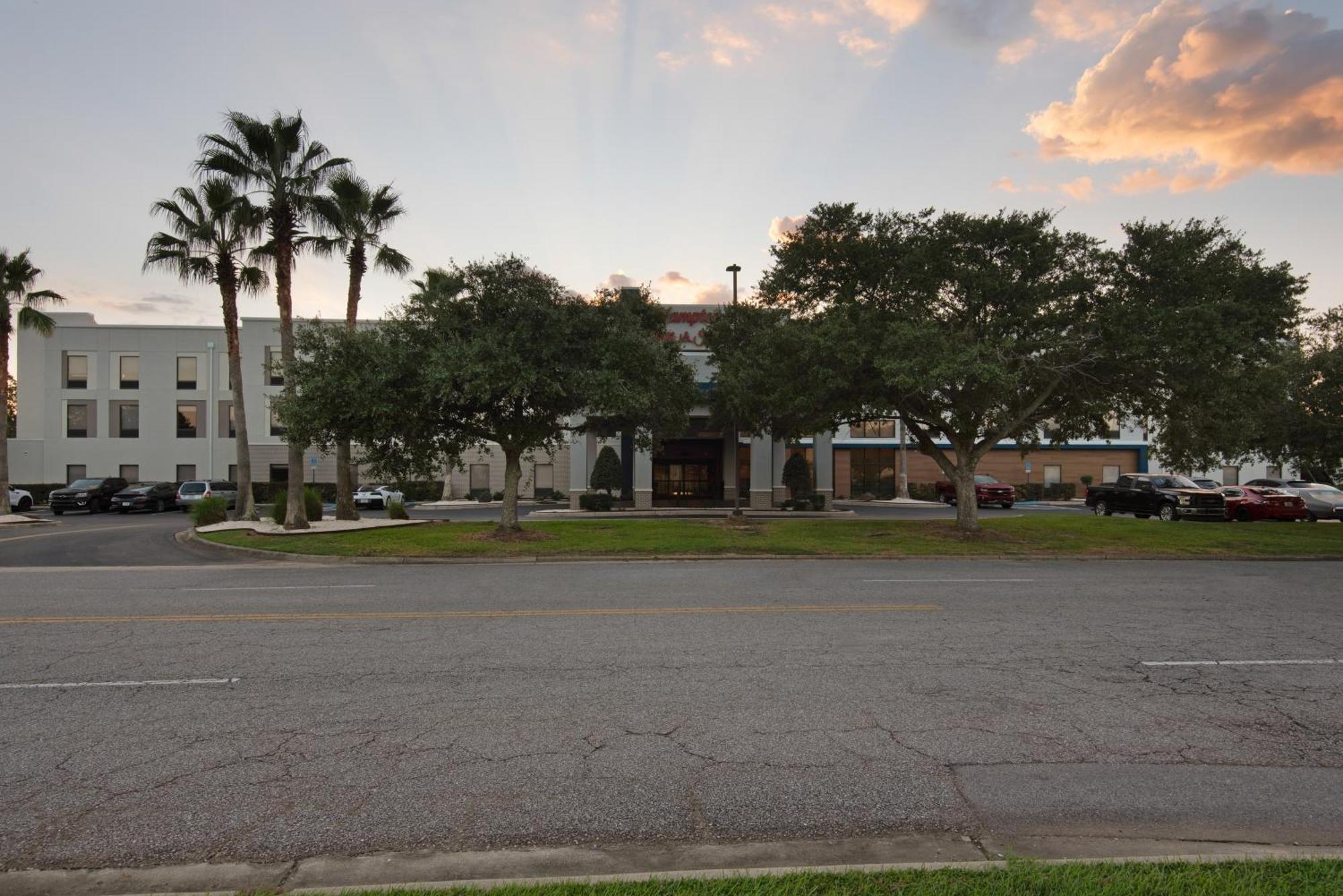 Hampton Inn & Suites Pensacola I-10 N At University Town Plaza Bagian luar foto