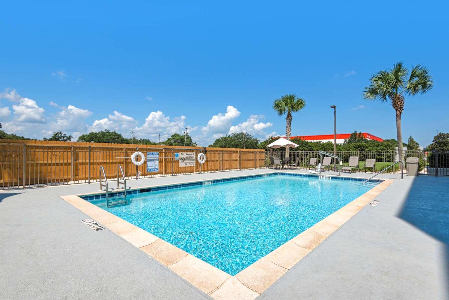 Hampton Inn & Suites Pensacola I-10 N At University Town Plaza Bagian luar foto